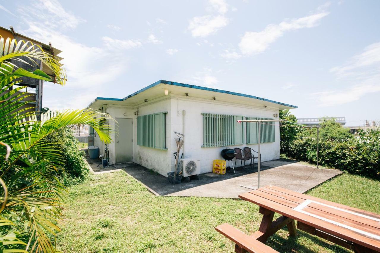 Hotel Whale Okinawa à Kadena Extérieur photo
