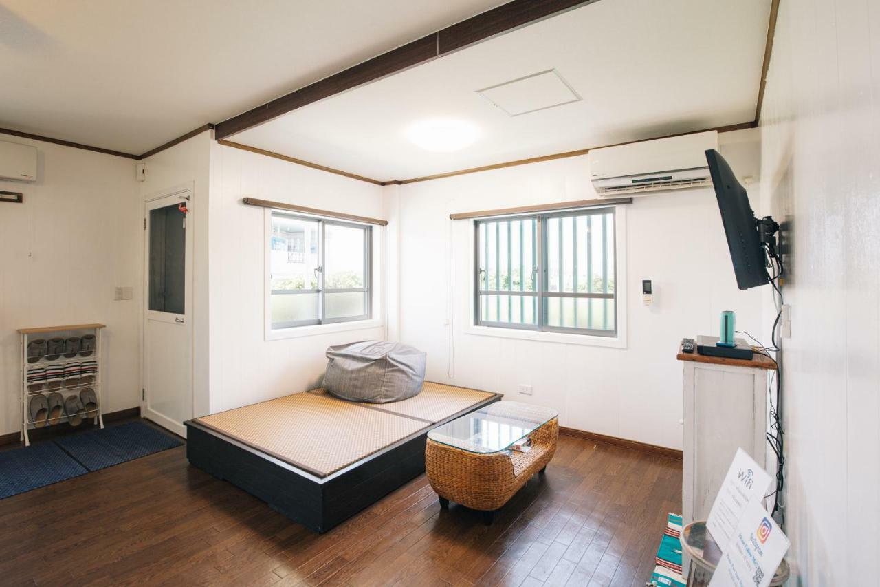 Hotel Whale Okinawa à Kadena Extérieur photo